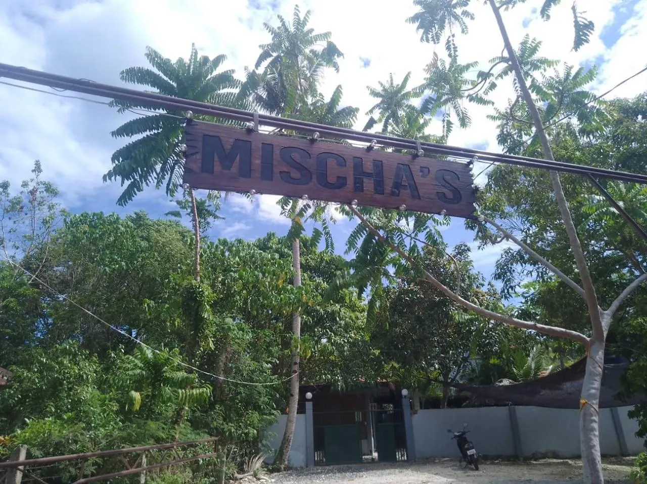 Mischa'S Hostel Dauis